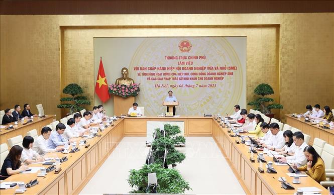 Thủ tướng Phạm Minh Chính chủ trì làm việc với Hiệp hội Doanh nghiệp nhỏ và vừa. Ảnh: Dương Giang-TTXVN
