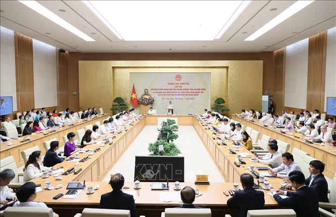 Thủ tướng Phạm Minh Chính chủ trì làm việc với Hiệp hội Doanh nghiệp nhỏ và vừa. Ảnh: Dương Giang-TTXVN
