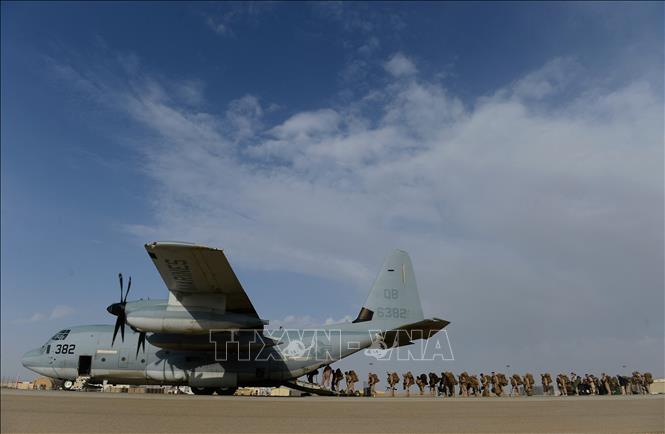 (Tư liệu) Binh sĩ Mỹ đáp máy bay vận tải C-130J Super Hercules để rút khỏi căn cứ quân sự ở Lashkar Gah, tỉnh Helmand (Afghanistan). Ảnh: AFP/TTXVN