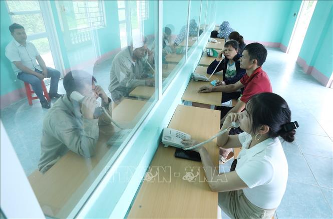 Người thân đến thăm và trò chuyện động viên các học viên tại Cơ sở cai nghiện ma túy tỉnh Lạng Sơn. Ảnh: Anh Tuấn – TTXVN