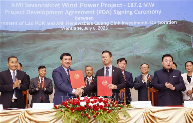 Trong ảnh: Ông Sthabandith Insisienmay, Thứ trưởng Bộ Kế hoạch và Đầu tư Lào và ông Nguyễn Nam Thắng, Chủ tịch Hội đồng Quản trị Công ty AMI Renewables Quảng Bình trao Thỏa thuận phát triển dự án Nhà máy điện gió AMI Savannakhet tại lễ ký kết. Ảnh: Phạm Kiên - Phóng viên TTXVN tại Lào