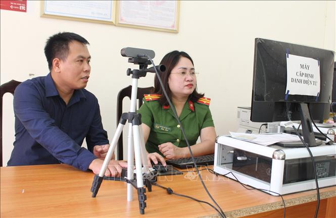 Trong ảnh: Người dân được hỗ trợ chu đáo, tận tình kích hoạt định danh điện tử. Ảnh: TTXVN phát