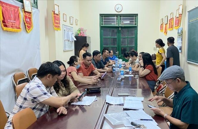 Trong ảnh: UBND phường Đông Ngạc, cùng lực lượng công an phường, các tổ chức, đoàn thể hỗ trợ người dân kích hoạt định danh điện tử. Ảnh: TTXVN phát