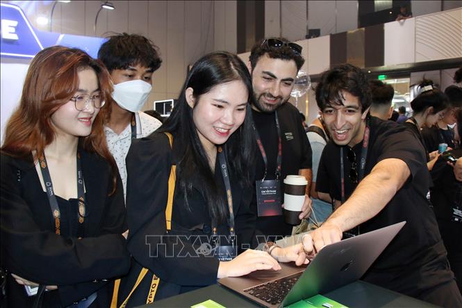 The GM Vietnam - Vietnam Blockchain Week attracts visitors. VNA Photo: Tiến Lực 