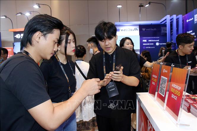 The GM Vietnam - Vietnam Blockchain Week attracts visitors. VNA Photo: Tiến Lực 