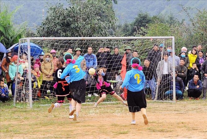 Trong ảnh: Giải bóng đá nữ dân tộc ở xã Hải Sơn, thành phố Móng Cái (Quảng Ninh). Ảnh: TTXVN phát