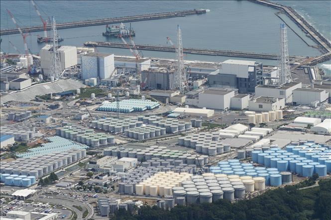 Các bể chứa nước thải nhiễm xạ tại nhà máy điện hạt nhân Fukushima Daiichi ở tỉnh Fukushima, Đông Bắc Nhật Bản. Ảnh: Kyodo/TTXVN