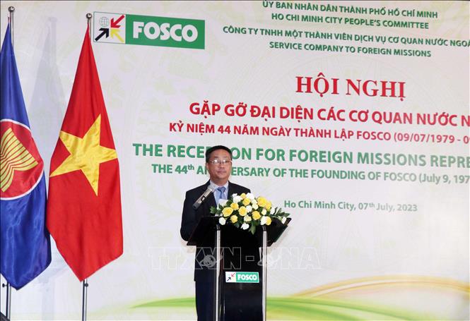 Ông Phạm Dứt Điểm, Phó Giám đốc Sở Ngoại vụ Thành phố phát biểu tại Hội nghị. Ảnh: Xuân Khu-TTXVN
