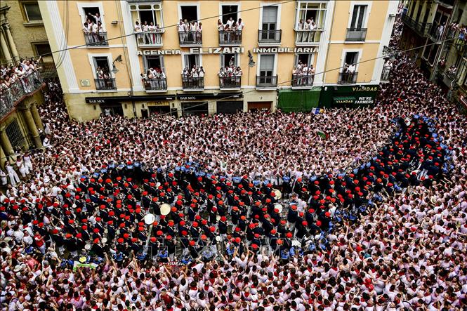 Người dân tham gia lễ hội San Fermin tại Pamplona, Tây Ban Nha, ngày 6/7/2023. Ảnh: AFP/TTXVN