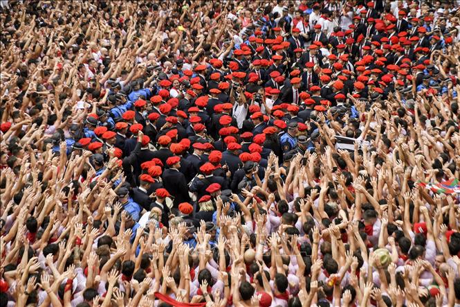 Người dân tham gia lễ hội San Fermin tại Pamplona, Tây Ban Nha, ngày 6/7/2023. Ảnh: AFP/TTXVN