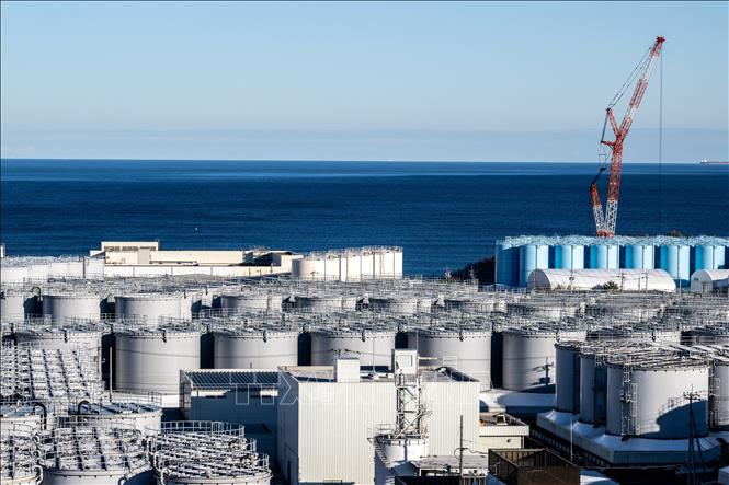 Các bể chứa nước thải nhiễm xạ tại nhà máy điện hạt nhân Fukushima Daiichi ở Okuma, tỉnh Fukushima, Nhật Bản, ngày 20/1/2023. Ảnh: AFP/TTXVN