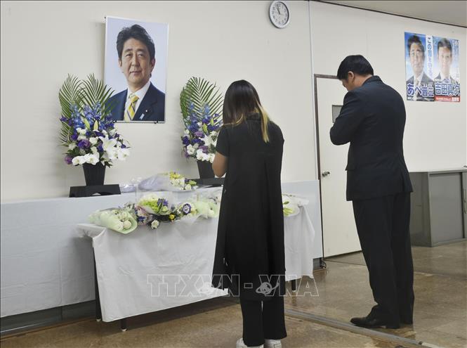 Người dân tưởng nhớ cố Thủ tướng Nhật Bản Abe Shinzo tại lễ tưởng niệm ở Shimonoseki, quận Yamaguchi, ngày 8/7/2023. Ảnh: Kyodo/TTXVN