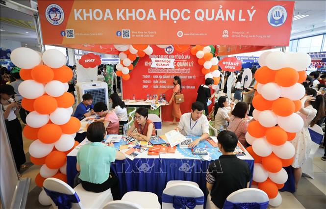 Phụ huynh, học sinh tìm hiểm thông tin, nghe tư vấn về đào tạo của Trường đại học Kinh tế Quốc dân trong Ngày hội tư vấn tuyển sinh hướng nghiệp. Ảnh: Thanh Tùng - TTXVN