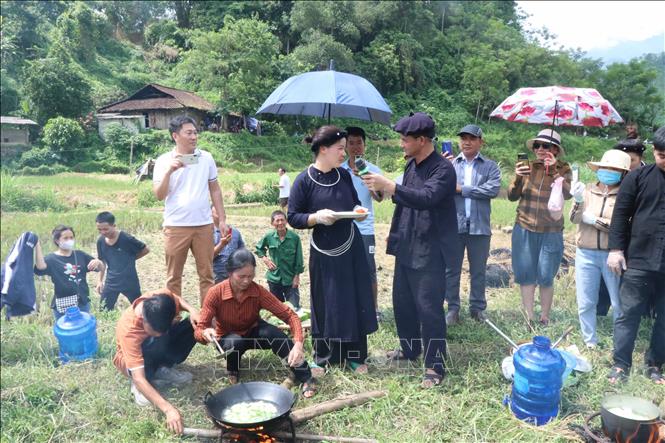 Các đội thể hiện thi nấu những món ăn từ quả bí. Ảnh: Vũ Hoàng Giang - TTXVN