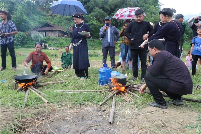 Thi nấu, chế biến những món ăn dân gian từ quả bí. Ảnh: Vũ Hoàng Giang - TTXVN