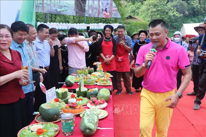 Ban Giám khảo đang chấm phần thi tỉa bí trong ngày hội. Ảnh: Vũ Hoàng Giang - TTXVN