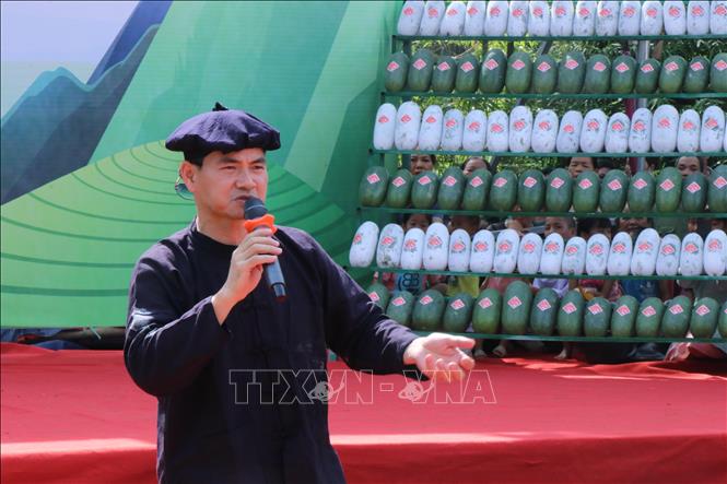 Nghệ sỹ ưu tú Xuân Bắc đã chia sẻ sản vật đặc thù của huyện Ba Bể đến đông đảo người hâm mộ cả nước qua hình thức livetream. Ảnh: Vũ Hoàng Giang - TTXVN