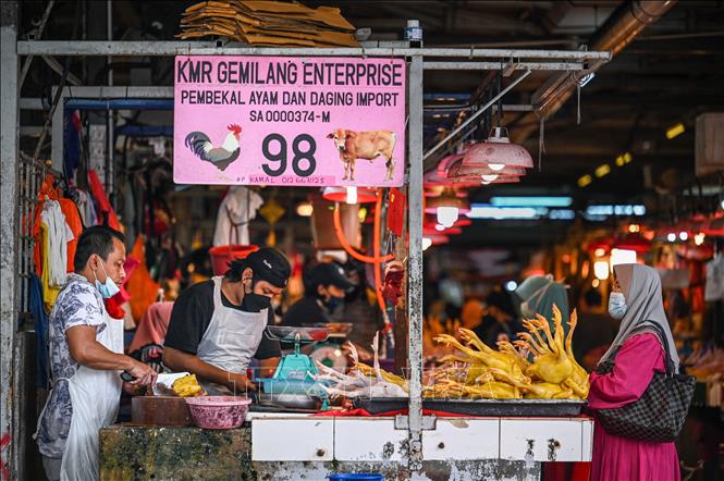 Người dân mua thực phẩm tại khu chợ ở Kuala Lumpur, Malaysia. Ảnh: AFP/TTXVN