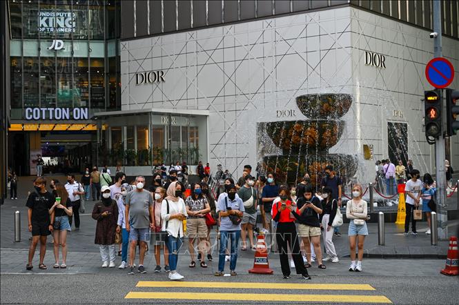 Người dân di chuyển trên đường phố tại Kuala Lumpur, Malaysia. Ảnh: AFP/TTXVN