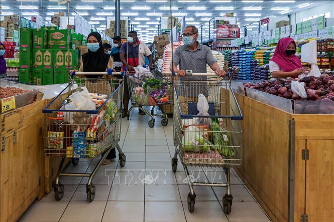 Người dân mua sắm tại siêu thị ở Bentong, bang Pahang, Malaysia. Ảnh: AFP/TTXVN