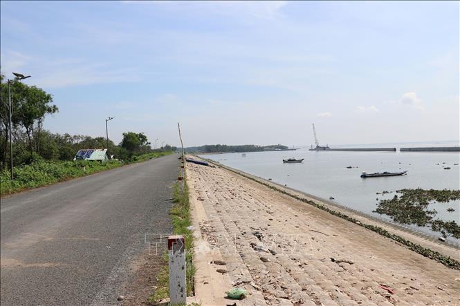 Trong ảnh: Mục tiêu của dự án là chống sạt lở bờ biển, bảo vệ tuyến đê biển Gò Công, giảm thiểu thiệt hại do thiên tai… Ảnh: Hữu Chí - TTXVN