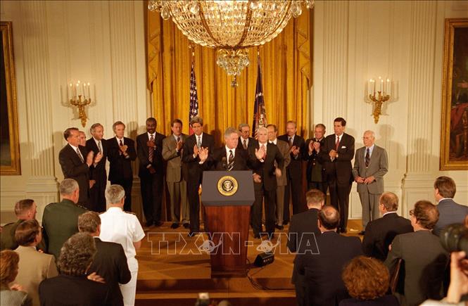 Đêm 11/7/1995 (giờ Mỹ), tại Nhà Trắng ở Washington D.C, Tổng thống Hoa Kỳ Bill Clinton đọc tuyên bố bình thường hóa quan hệ ngoại giao với Việt Nam. Ảnh: Tư liệu Nhà Trắng/TTXVN phát