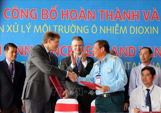 Bộ Quốc phòng Việt Nam, Bộ Giao thông Vận tải phối hợp với Đại sứ quan Hoa Kỳ tại Việt Nam ký thỏa thuận bàn giao 13,7 ha đất sạch đã xử lý tại Sân bay Quốc tế Đà Nẵng cho Bộ Giao thông Vận tải quản lý (Đà Nẵng, 7/11/2018). Ảnh: Nguyễn Sơn - TTXVN