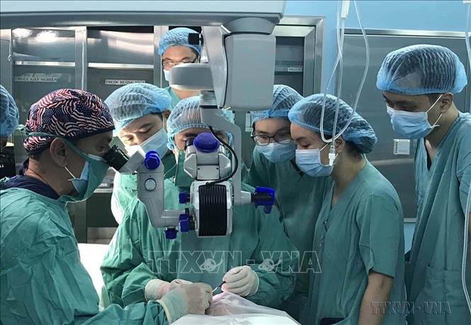 Bệnh viện Trung ương Huế tổ chức tiếp nhận 5 giác mạc từ Mỹ để ghép cho các bệnh nhân. Đây là một món quà đặc biệt từ bác sỹ Edward Charles Kondrot, thuộc thành viên Hội nhãn khoa Hawaii và tổ chức See International (Hoa Kỳ), ngày 3/6/2019 Ảnh: Hồ Cầu-TTXVN