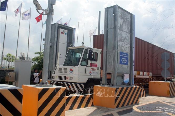 Hệ thống máy soi chiếu phóng xạ nhằm ngăn chặn việc vận chuyển bất hợp pháp vật liệu hạt nhân và vật liệu phóng xạ đặt tại cụm cảng Cái Mép-Thị Vải (tỉnh Bà Rịa-Vũng Tàu), trong khuôn khổ hợp tác Sáng kiến Megaports giữa Hoa Kỳ và Việt Nam. Ảnh: Đoàn Mạnh Dương-TTXVN