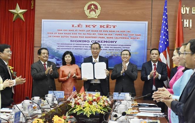 Lễ ký Bản ghi nhớ thiết lập quan hệ hữu nghị và hợp tác giữa thị xã Phú Mỹ (Bà Rịa – Vũng Tàu) với chính quyền thành phố Monterey Park, bang California, ngày 29/3/2022. Ảnh: TTXVN phát