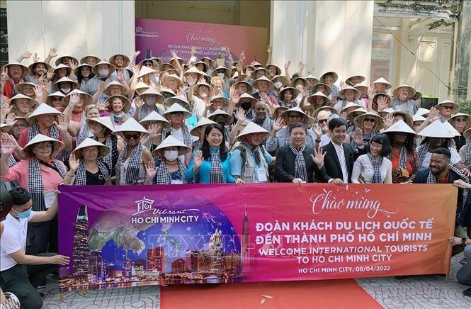Lễ đón đoàn khách du lịch quốc tế từ Hoa Kỳ đến TP Hồ Chí Minh gồm gần 130 thành viên, phần lớn là các doanh nhân (8/4/2022). Ảnh: Mỹ Phương - TTXVN