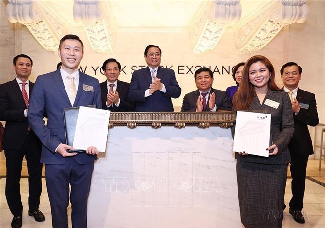 Thủ tướng Phạm Minh Chính đến thăm Sàn giao dịch chứng khoán New York (NYSE) và chứng kiến Lễ trao một số văn kiện/hợp đồng giữa doanh nghiệp hai nước (New York, 16/5/2022). Ảnh: Dương Giang-TTXVN