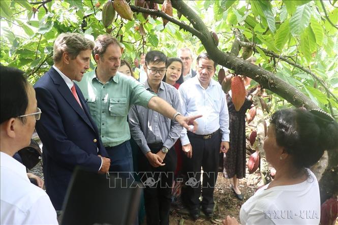 Đặc phái viên của Tổng thống Hoa Kỳ về biến đổi khí hậu John Kerry khảo sát và làm việc tại Bến Tre về tình hình biến đổi khí hậu, ngày 3/9/2022. Ảnh: Huỳnh Phúc Hậu - TTXVN