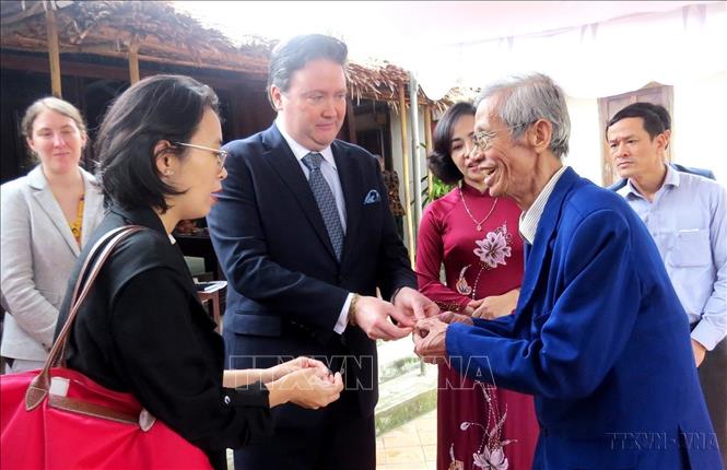 Ông Võ Đại Hàm (cháu của Đại tướng Võ Nguyên Giáp) xúc động khi nhận Huy hiệu Thủy quân lục chiến Hoa Kỳ do Đại sứ Hoa Kỳ tại Việt Nam Marc Evans Knapper trao tặng (Quảng Bình, 12/1/2023). Ảnh: Võ Dung - TTXVN