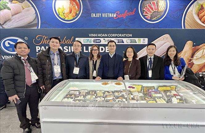 Các gian hàng thủy sản của Việt Nam gây ấn tượng mạnh với bạn bè quốc tế tại Hội chợ Thủy hải sản Bắc Mỹ (Massachusetts, 12/3/2023). Ảnh: Quang Huy - TTXVN
