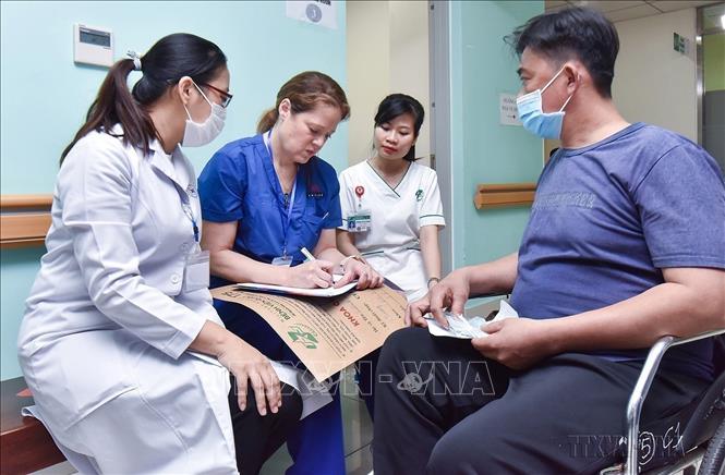Sáng 27/3/2023, Bệnh viện Quân y 175 tại TP Hồ Chí Minh phối hợp với Tổ chức Operation Walk Chicago (OWC) của Hoa Kỳ tiến hành đợt phẫu thuật thay khớp háng miễn phí cho các bệnh nhân thuộc diện chính sách, có hoàn cảnh khó khăn. Ảnh: TTXVN phát