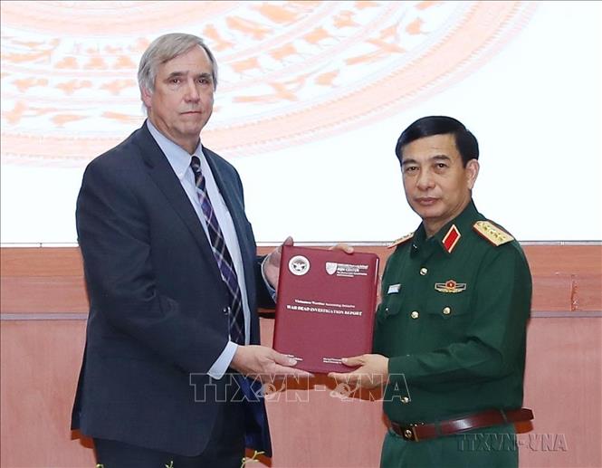 Thượng Nghị sĩ Hoa Kỳ Jeff Merkley trao cho Bộ trưởng Quốc phòng Phan Văn Giang cuốn sổ ghi thông tin các liệt sĩ, bộ đội Việt Nam trong chiến tranh (Hà Nội, 8/4/2023). Ảnh: Trọng Đức - TTXVN