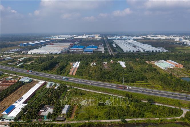 Khu công nghiệp Long Giang nhìn từ trên cao, nằm sát đường cao tốc Trung Lương, thành phố Hồ Chí Minh. Ảnh: Lâm Nguyên – TTXVN