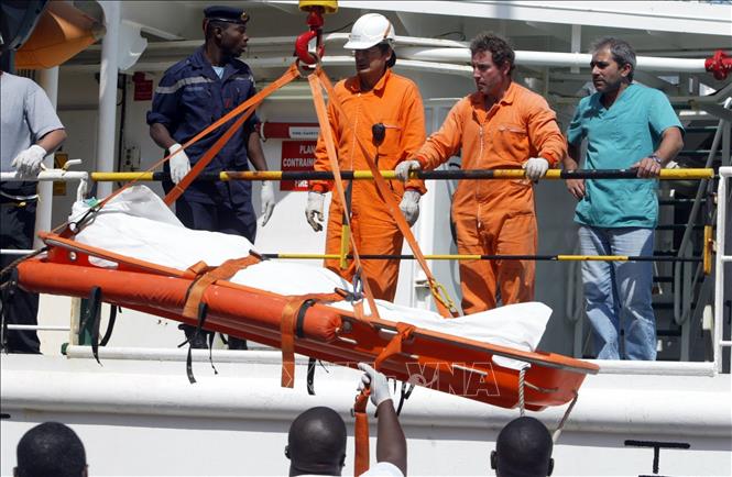 (Tư liệu) Thi thể người di cư được tàu bệnh viện của Tây Ban Nha đưa về cảng Dakar, Senegal. Ảnh: AFP/TTXVN