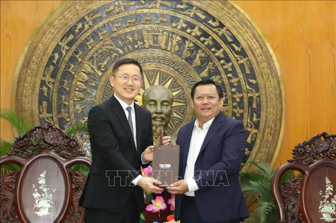Trong ảnh: Phó Chủ tịch UBND tỉnh Long An Huỳnh Văn Sơn (phải) và Phó Chủ tịch Công ty TNHH Samsung Engineering Han Sangdeog tại buổi tiếp. Ảnh: Thanh Bình-TTXVN


