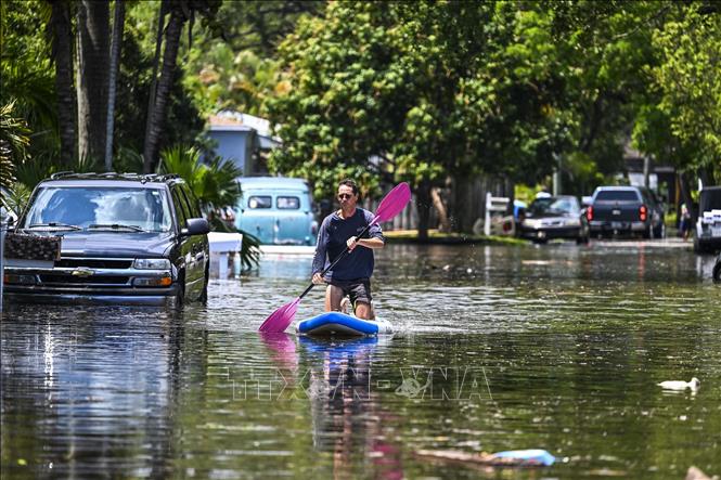 (Tư liệu) Cảnh ngập lụt sau những trận mưa lớn tại Fort Lauderdale, Florida, Mỹ. Ảnh: AFP/TTXVN 