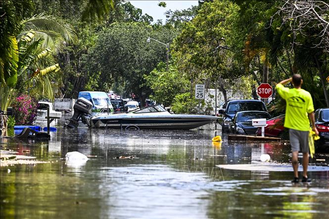 (Tư liệu) Cảnh ngập lụt sau những trận mưa lớn tại Fort Lauderdale, Florida, Mỹ. Ảnh: AFP/TTXVN 