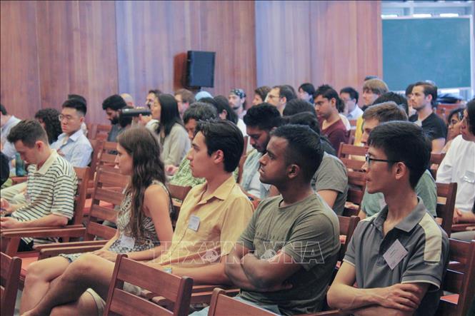 Các nhà khoa học, học viên tham dự trường hè. Ảnh: Sỹ Thắng-TTXVN