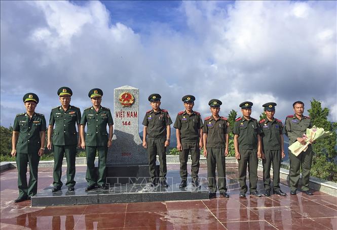 Trong ảnh: Đại diện Đồn Biên phòng Mường Nhà và Đồn Biên phòng Cửa khẩu Huổi Puốc đón đoàn đại biểu Đại đội 163 tại khu vực cột mốc 144 tuyến biên giới Việt Nam – Lào. Ảnh: TTXVN phát
