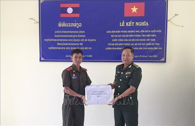 Trong ảnh: Đại đội Biên phòng 163, Lào tặng quà cho Bộ đội Biên phòng Điện Biên. Ảnh: TTXVN phát