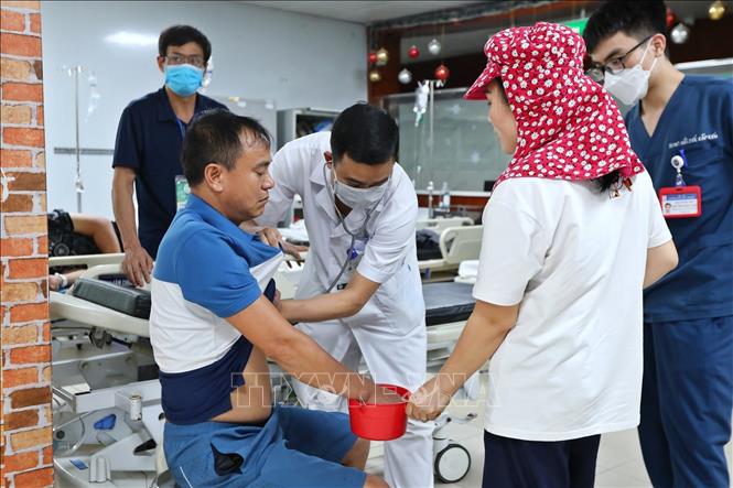 Bác sĩ thăm khám cho bệnh nhân ngộ độc nặng điều trị tại Trung tâm Chống độc. Ảnh: Minh Quyết – TTXVN