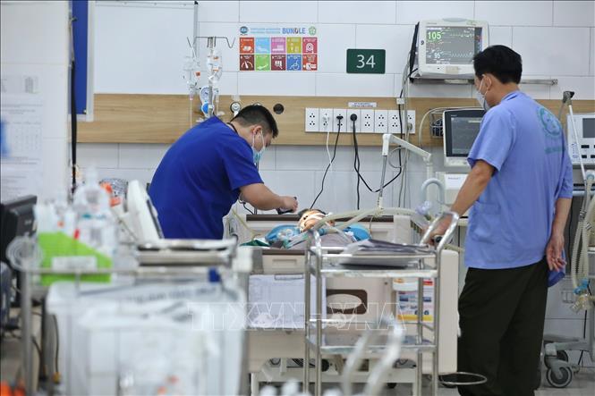 Bác sĩ thăm khám cho bệnh nhân ngộ độc nặng điều trị tại Trung tâm Chống độc. Ảnh: Minh Quyết – TTXVN