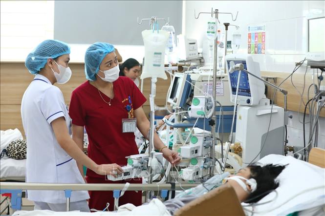 Nhân viên y tế chăm sóc cho bệnh nhân ngộ độc nặng điều trị tại Trung tâm. Ảnh: Minh Quyết - TTXVN