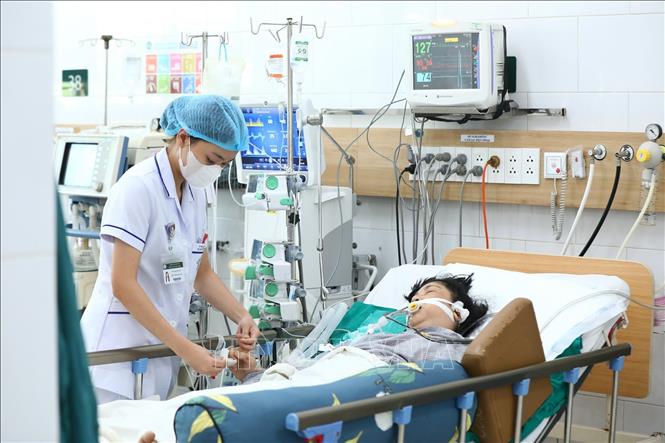 Nhân viên y tế chăm sóc cho bệnh nhân ngộ độc nặng điều trị tại Trung tâm. Ảnh: Minh Quyết - TTXVN