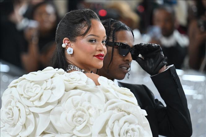 (Tư liệu) Nữ ca sĩ Rihanna (trái) dự sự kiện Met Gala ở New York, Mỹ, ngày 1/5/2023. Ảnh: AFP/TTXVN